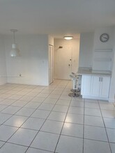 5313 Collins Ave, Unit 406 in Miami Beach, FL - Building Photo - Building Photo