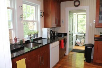 2 Winthrop St, Unit 1 in Watertown, MA - Building Photo - Building Photo