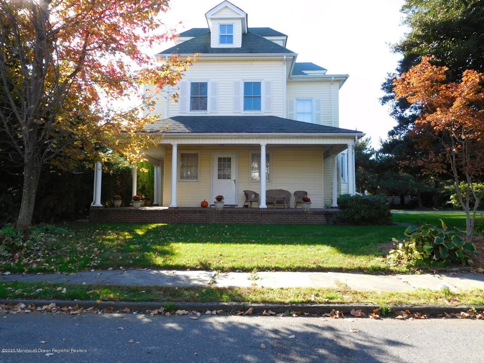 105 St Clair Ave in Spring Lake, NJ - Building Photo