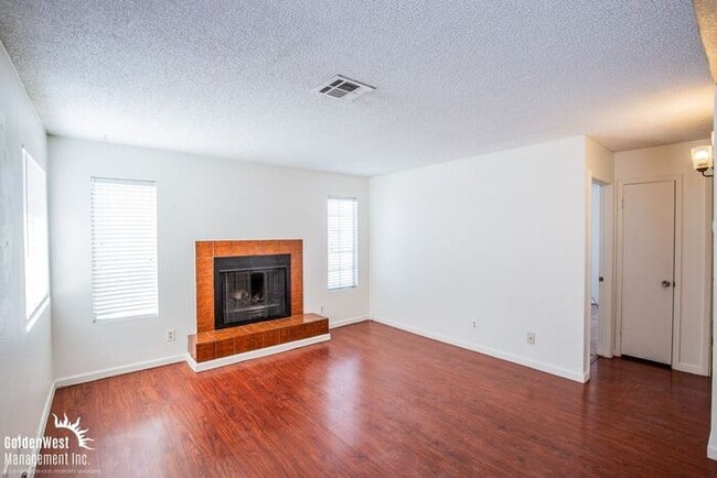 2755 Jennydiane Dr in Las Vegas, NV - Building Photo - Building Photo