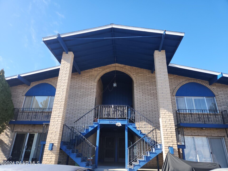 1050 N Old Chisholm Trail-Unit -2 in Dewey, AZ - Building Photo