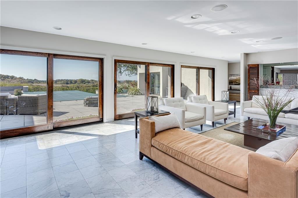 111 Ocean Ave in Newport, RI - Building Photo