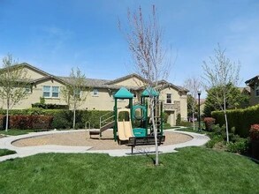 3301 N Park Dr, Unit 2111 in Sacramento, CA - Building Photo - Building Photo