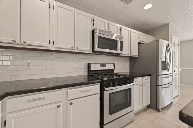 property at 27 Lush Meadow Pl