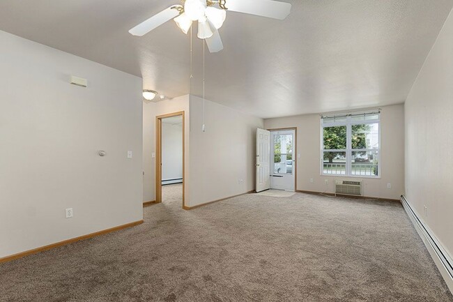 Lakefront Manor Apartments and Villas in Oshkosh, WI - Building Photo - Building Photo