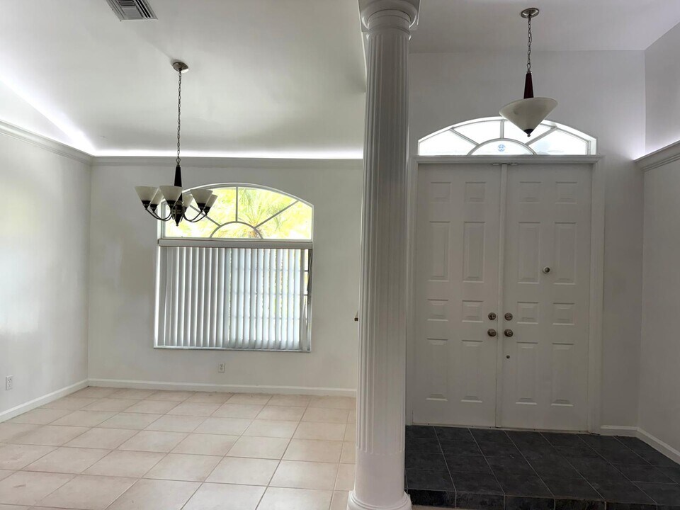 7400 SW 37th Ct in Davie, FL - Foto de edificio