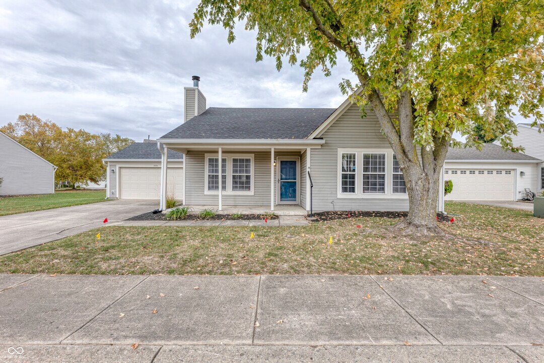 8520 Lincoln Ct in Fishers, IN - Building Photo