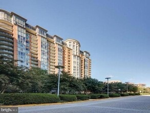 8220 Crestwood Heights Dr, Unit 1916 in McLean, VA - Building Photo - Building Photo