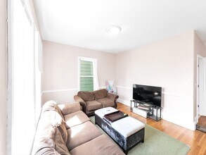 32 Fisher Ave in Boston, MA - Foto de edificio - Building Photo