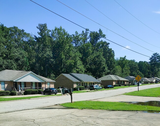 Cross Creek Apartments in Lagrange, GA - Building Photo - Building Photo