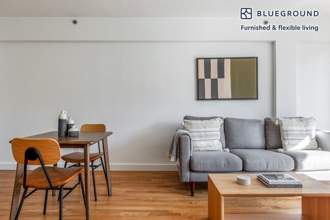 101 W 15th St in New York, NY - Building Photo - Building Photo