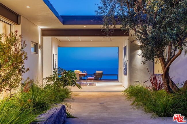 32554 Pacific Coast Hwy in Malibu, CA - Building Photo - Building Photo