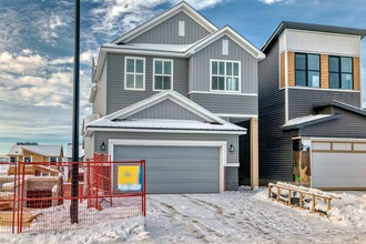 237 Lucas Place NW in Calgary, AB - Building Photo - Building Photo