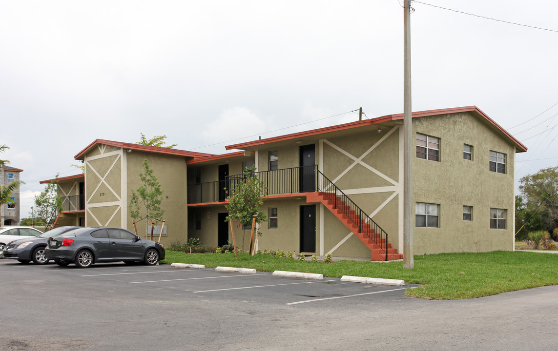 El Jardin Apartments in Hollywood, FL - Building Photo