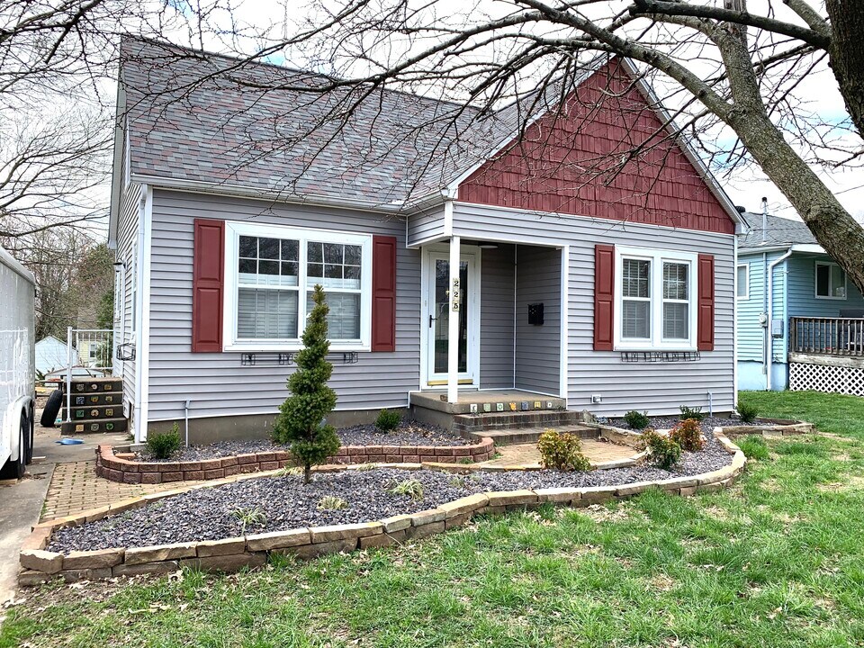 225 Henderson St Photo