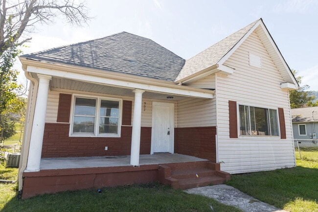 property at 902 W 38th St
