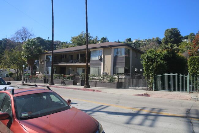 2649 N Beachwood Dr in Los Angeles, CA - Building Photo - Building Photo