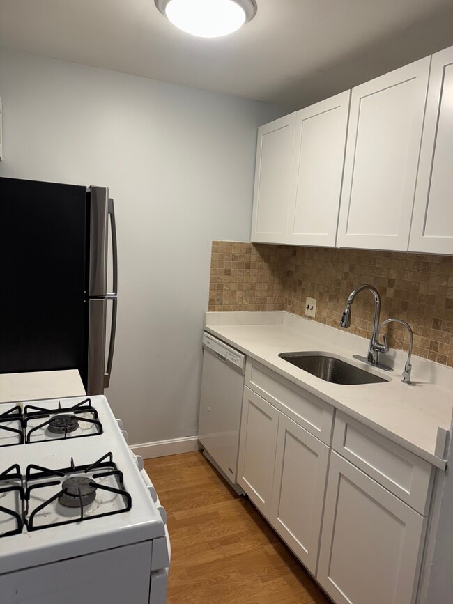 144 Kenrick St, Unit 37 in Boston, MA - Foto de edificio - Building Photo