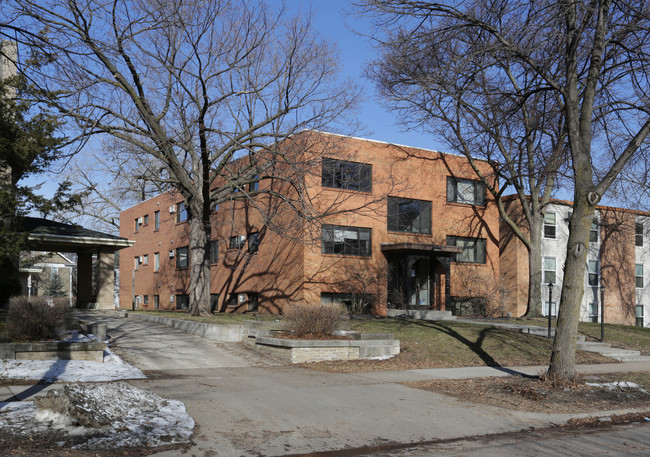 2210 Pillsbury Ave S in Minneapolis, MN - Building Photo - Building Photo