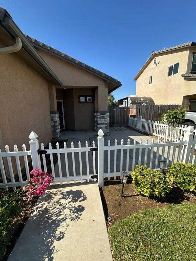 3320 Holland Ave in Clovis, CA - Building Photo - Building Photo
