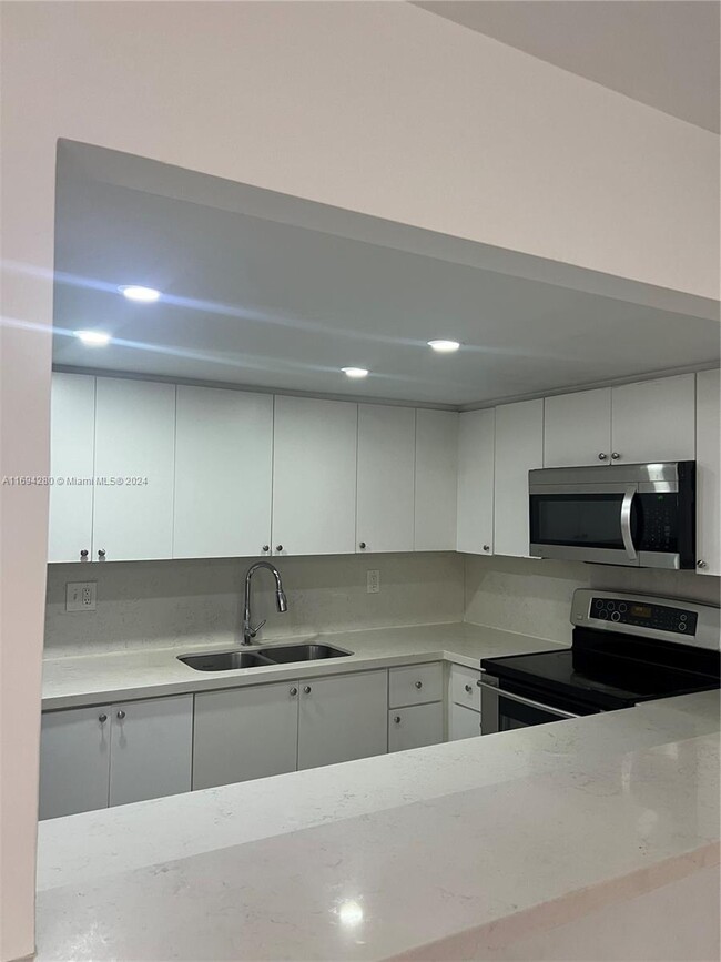 4388 W 10th Ln in Hialeah, FL - Foto de edificio - Building Photo