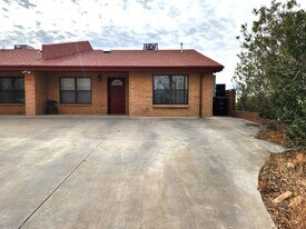 2100 Hickory Dr in Alamogordo, NM - Building Photo