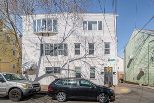 238 Everett St in Boston, MA - Building Photo