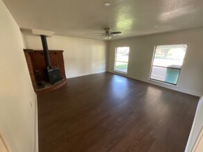 1007 W Louisa Ave in Iowa Park, TX - Building Photo - Building Photo