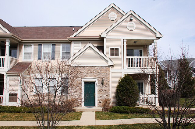 2245 Aurora Dr in Pingree Grove, IL - Building Photo