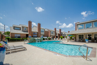 Amberly Village Townhomes in Garland, TX - Foto de edificio - Building Photo