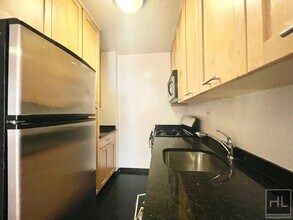 1 Bed, 1 Bath Apartment –Fourth Avenue in New York, NY - Building Photo - Building Photo