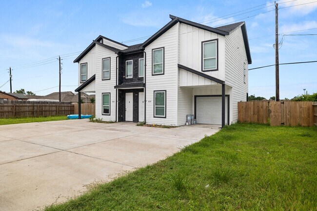 8534 Woodlyn Rd in Houston, TX - Building Photo - Building Photo