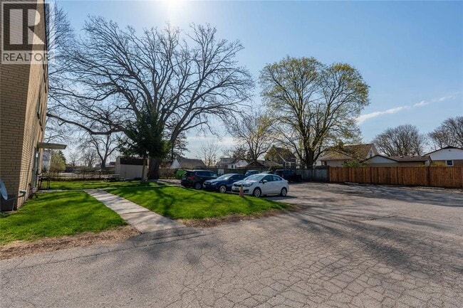 1075 Brenchley St in Sarnia, ON - Building Photo - Building Photo