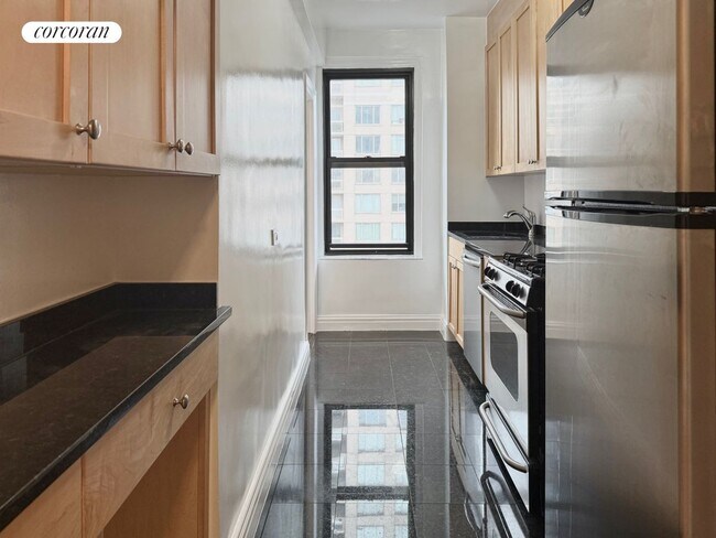 210 E 68th St in New York, NY - Building Photo - Building Photo