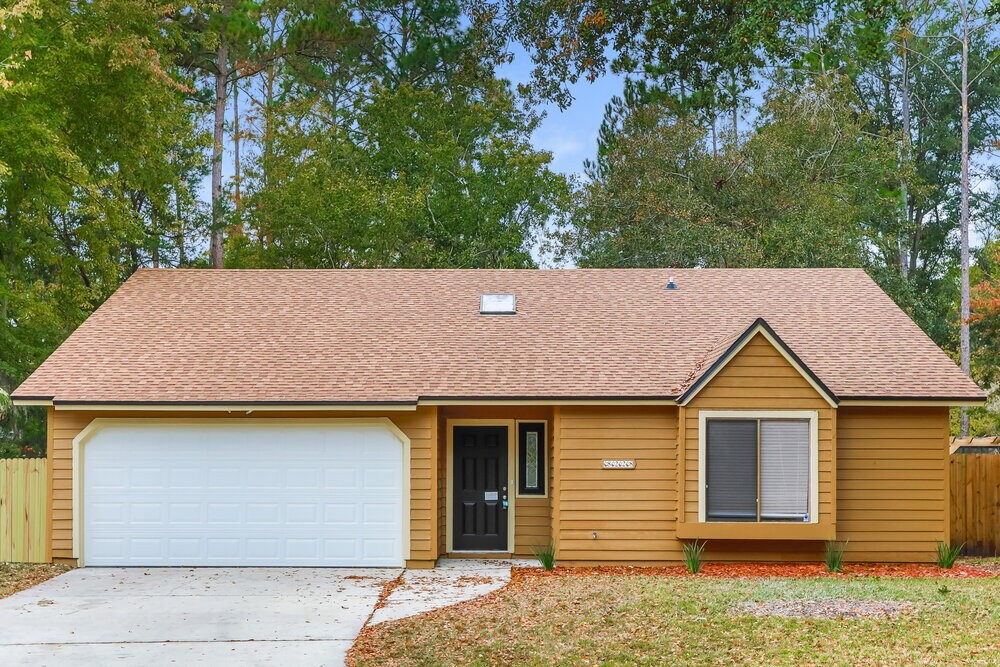 8228 Honeysuckle Ln in Jacksonville, FL - Building Photo