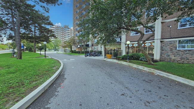 La Corona in Toronto, ON - Building Photo - Building Photo