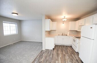 4907 South Tennis Lane in Sioux Falls, SD - Foto de edificio - Building Photo