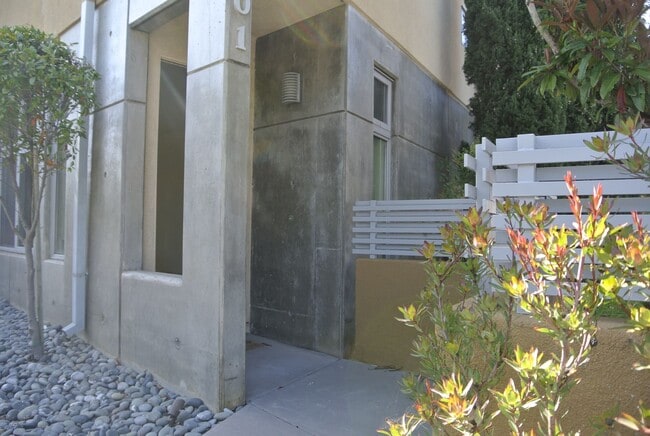 495 S Cleveland St in Oceanside, CA - Building Photo - Building Photo