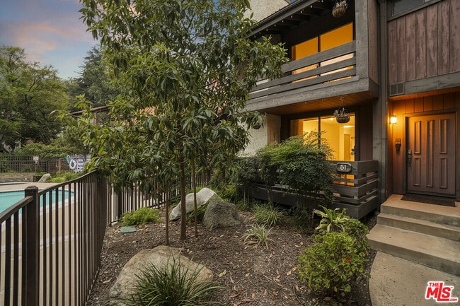 21931 Burbank Blvd in Los Angeles, CA - Building Photo - Building Photo