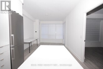 30 Upper Mall Wy in Vaughan, ON - Building Photo - Building Photo