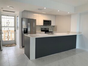 2980 Point E Dr in Aventura, FL - Building Photo - Building Photo