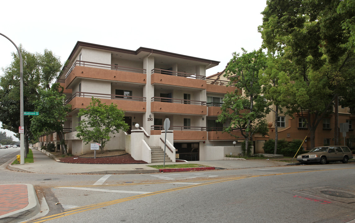 290 N Madison Ave in Pasadena, CA - Building Photo