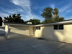 20315 Hamlin St in Winnetka, CA - Foto de edificio - Building Photo