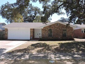 1611 E Gonzalez St in Pensacola, FL - Building Photo