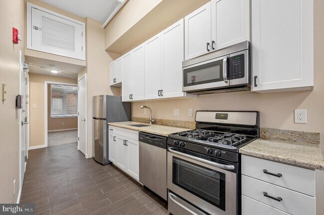 1720 Sansom St in Philadelphia, PA - Building Photo - Building Photo