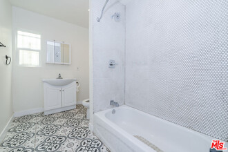 520 W 82nd St in Los Angeles, CA - Building Photo - Building Photo