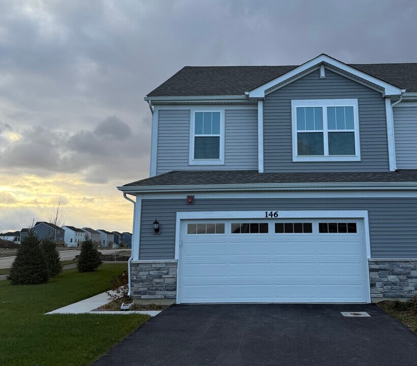 146 Henderson St in Oswego, IL - Building Photo