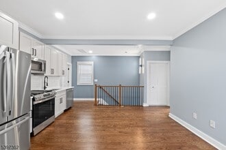 8 Essex St in Nutley, NJ - Foto de edificio - Building Photo