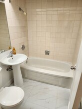 2122 Queen St in Toronto, ON - Building Photo - Building Photo