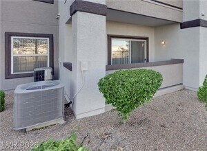 7255 W Sunset Rd in Las Vegas, NV - Building Photo - Building Photo